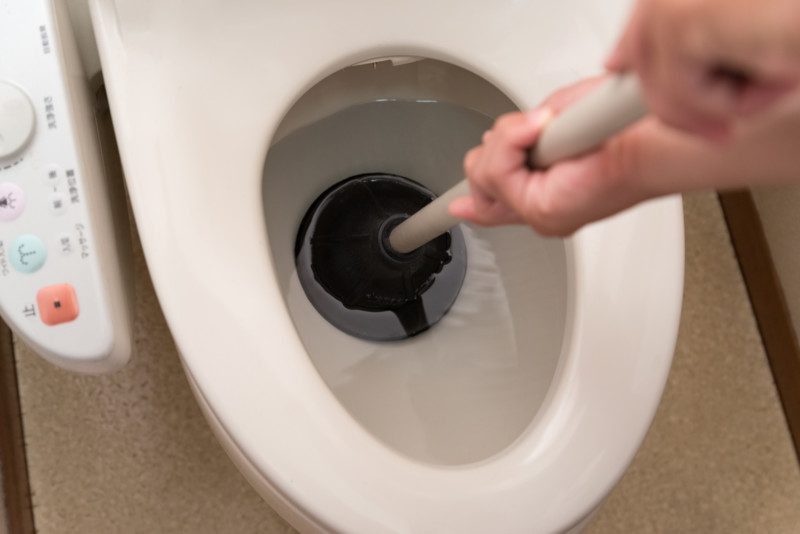 3つの専門道具を使ったトイレつまり対処法を解説!