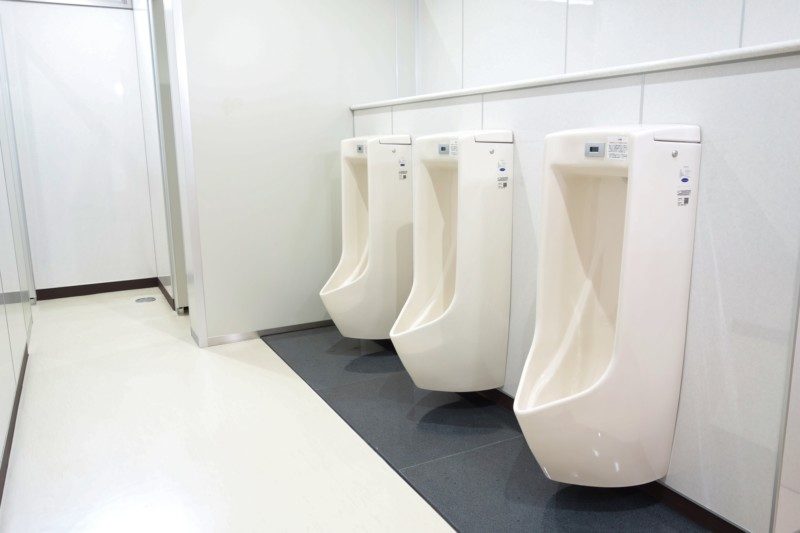 男性用小便器の尿石を掃除してトイレつまりを予防する方法