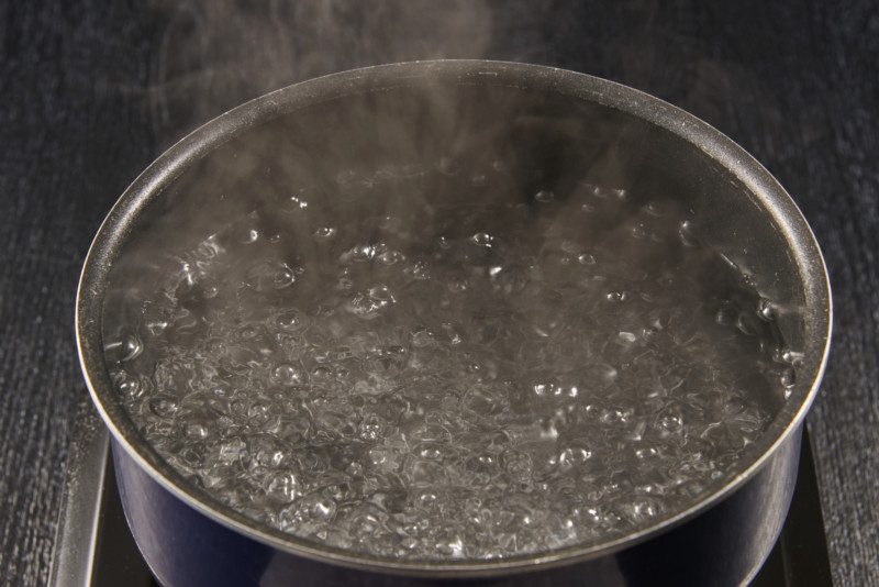 お湯とバケツだけでトイレのつまりを直すときの注意点