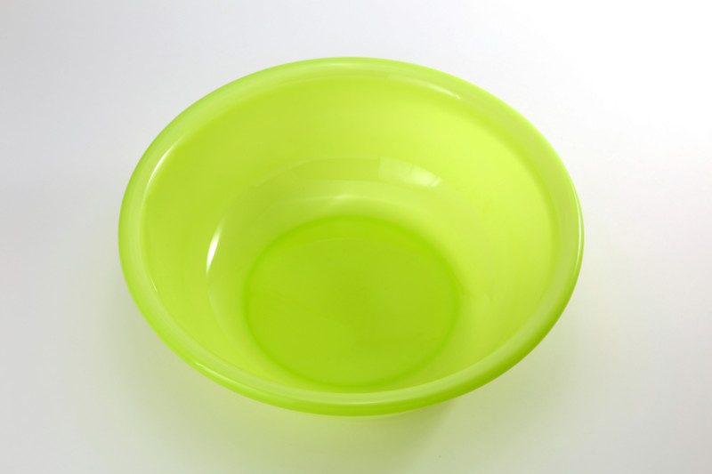 トイレの溢れそうな水を汲み出す道具を準備する