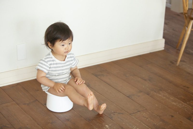 トイレにつまったオムツを安全に取り出す方法