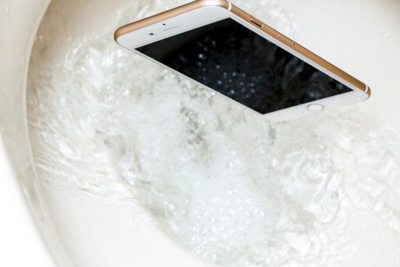 洋式トイレのつまりの原因・対処法③固形物によるつまり