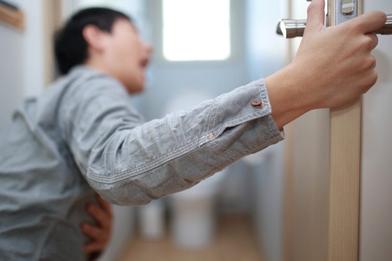 吐瀉物・嘔吐物によるトイレつまりの一時的な対処法とは?